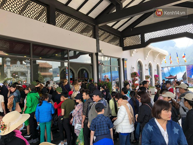 Hàng nghìn người xếp hàng chật kín chờ mua vé cáp treo lên đỉnh Fansipan ngày 30/4 Hàng nghìn người xếp hàng chật kín chờ mua vé cáp treo lên đỉnh Fansipan ngày 30/4